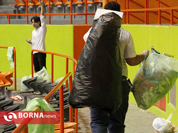 دوست داران محیط زیست پس از بازی والیبال ایران - لهستان