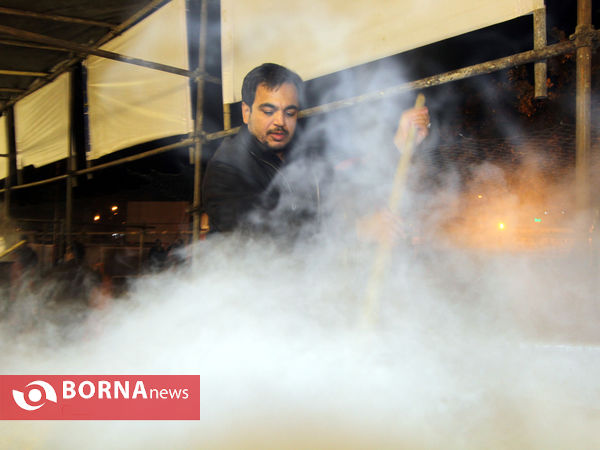 حضورمردم و مسئولان در آیین طبخ و توزیع  80تن آش نذری شیراز