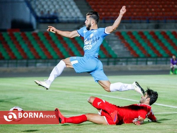 دیدار تیم های فوتبال پیکان- پدیده مشهد