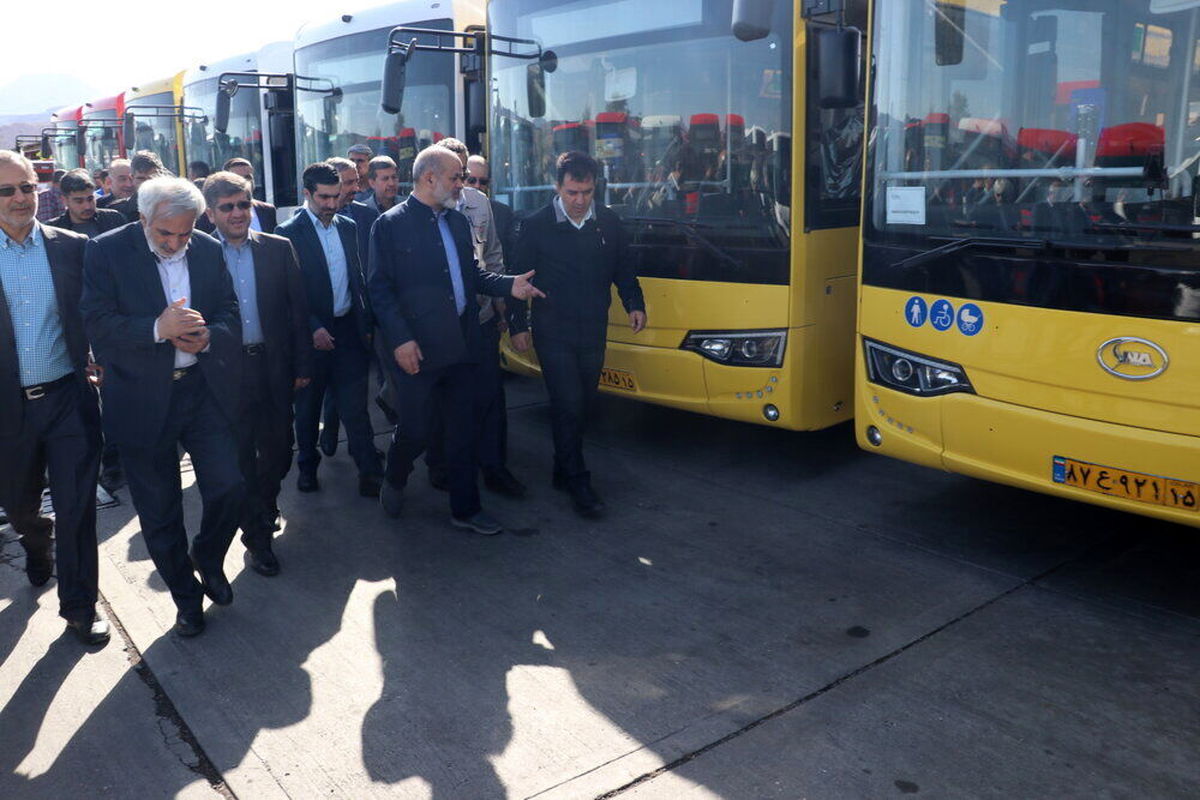 رونمایی از ١۵٠ دستگاه ون و اتوبوس با حضور وزیر کشور در مشهد