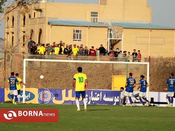 دیدار تیم های فوتبال صنعت نفت و استقلال