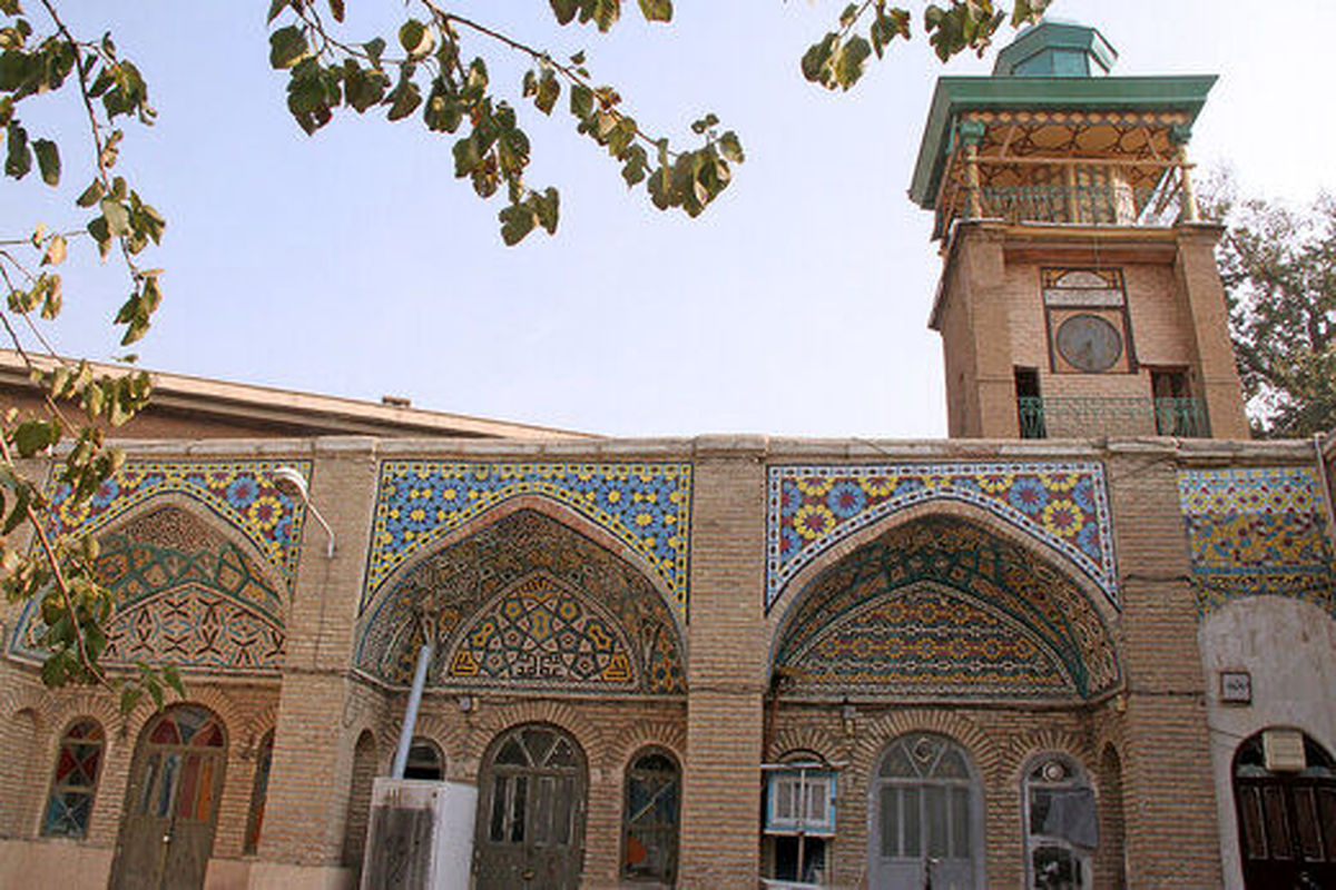 این مسجد در تهران بخاطر این ساعت خاص معروف است!