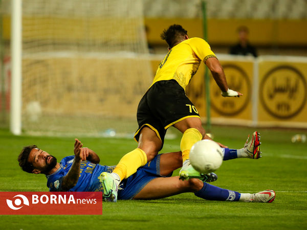 دیدار تیم‌های فوتبال فولاد مبارکه سپاهان و گل‌گهر سیرجان