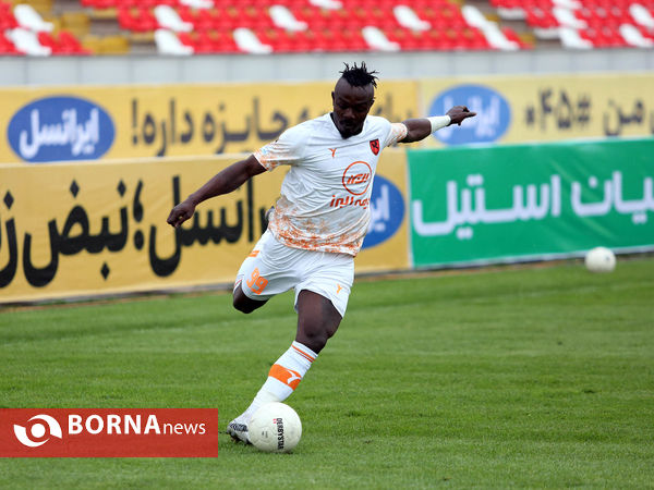 دیدار تیم های پدیده مشهد و مس رفسنجان