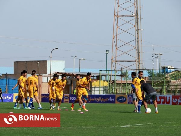 در حاشیه دیدار تیم های فوتبال صنعت نفت - شمس آذر قزوین