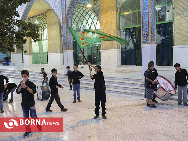 طبل کوبی کودکان در محل برای جمع کردن پول برای هیئت های محلی