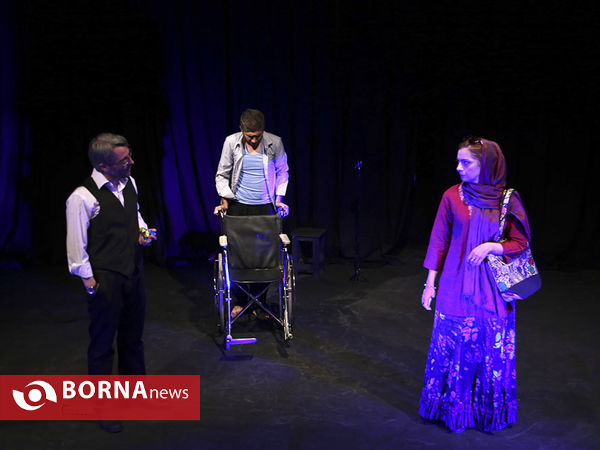 نمایش "اینجا همان جاست"