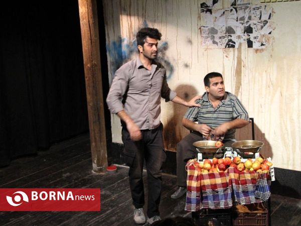 نمایش پشت کلانتری، کوچه اول، کنار تیر چراغ برق