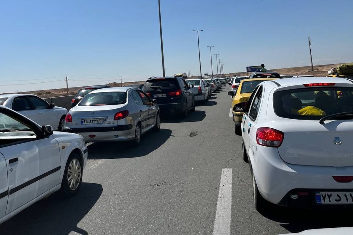 ترافیک سنگین و توقف خودروها در اتوبان تهران قم