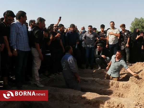 تشییع جانباختگان متروپل در آرامستان آبادان