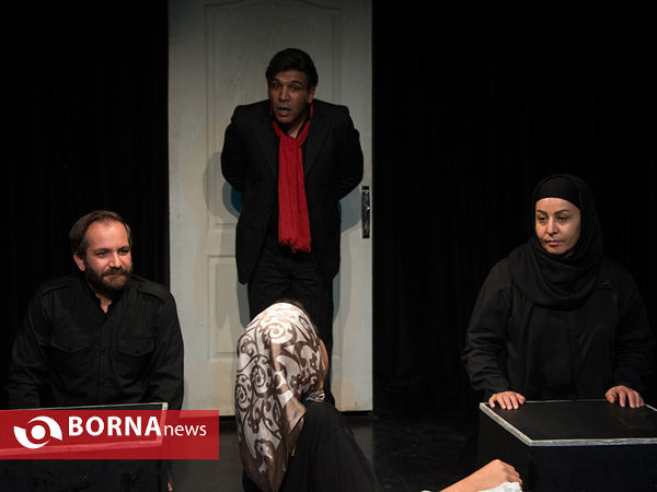 نمایش یک شاخه گل سرخ