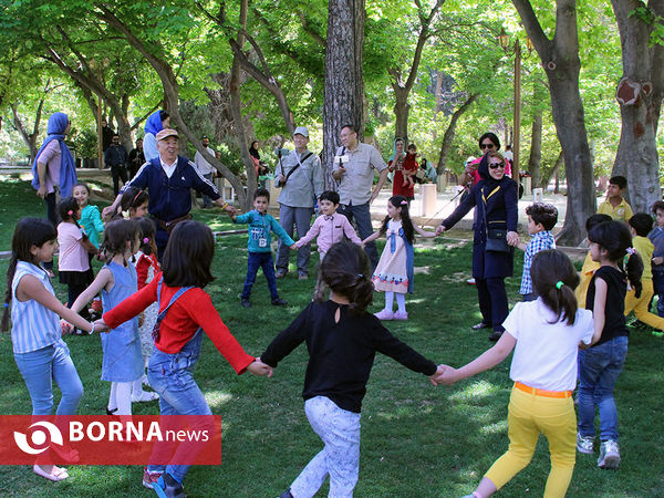 گردشگران خارجی در باغ ارم شیراز