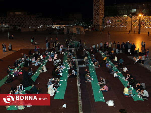 افطاری در میدان امام حسین(ع)