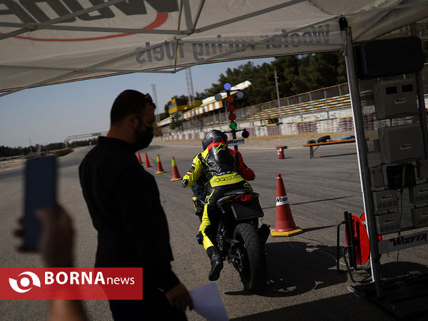 مسابقه درگ موتورسواری بانوان