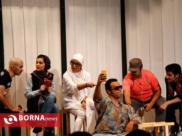 نمایش " سقوط معکوس "