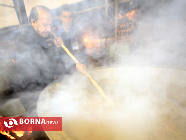 حضورمردم و مسئولان در آیین طبخ و توزیع  80تن آش نذری شیراز