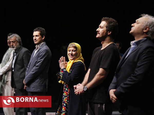 نمایش  خروس می خواند