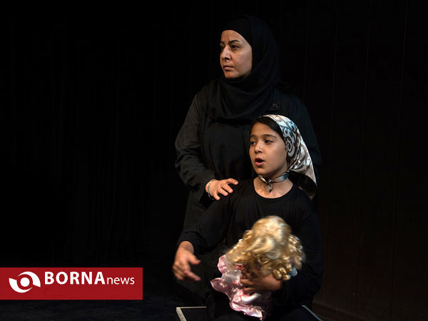 نمایش یک شاخه گل سرخ