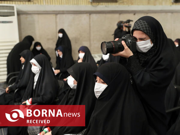 دیدار جمعی از دانش‌آموزان با رهبر انقلاب