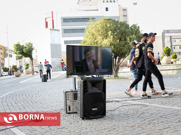 تماشای آخرین مناظره انتخابات ۱۴۰۰-حوالی میدان ولی عصر-عکاس:سارا عبداللهی