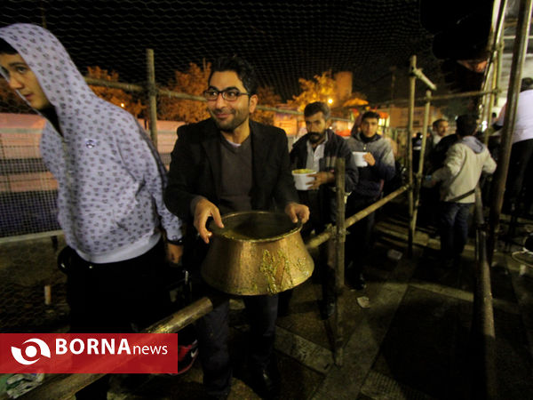 حضورمردم و مسئولان در آیین طبخ و توزیع  80تن آش نذری شیراز