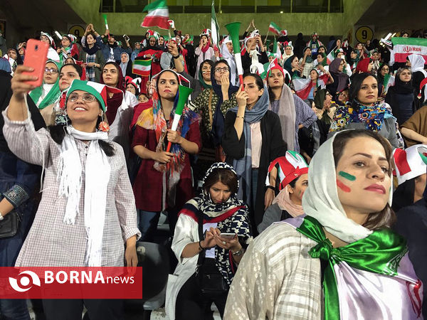 حضور زنان در سکوهای ورزشگاه آزادی