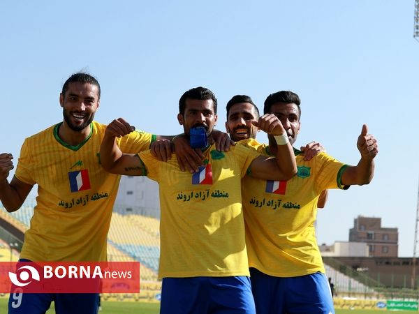 در حاشیه دیدار تیم های فوتبال صنعت نفت - نساجی