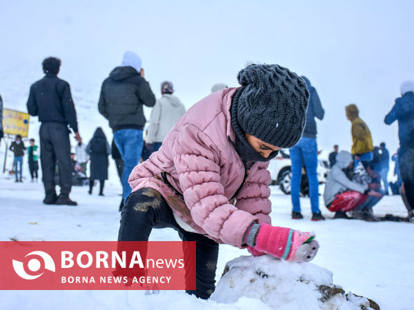 خوشحالی مردم اراک با بارش اولین برف زمستانی در منطقه‌ی گردشگری دره گردو