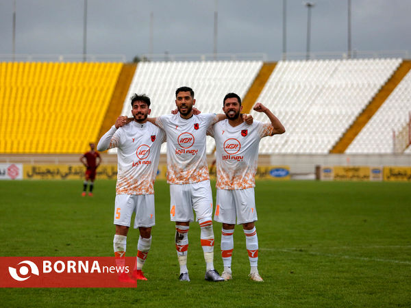 دیدار تیم های پدیده مشهد و مس رفسنجان