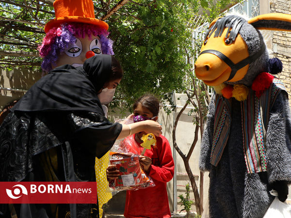 اهدای بسته های فرهنگی، بهداشتی و معیشتی به کودکان و خانواده ها در شیراز