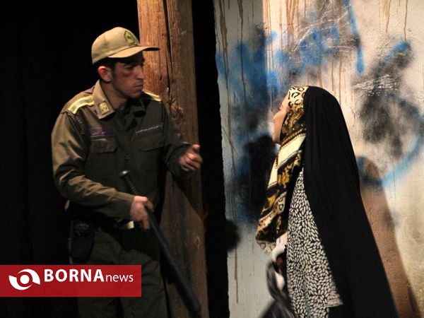 نمایش پشت کلانتری، کوچه اول، کنار تیر چراغ برق