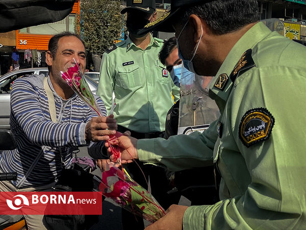 توزیع گل و شیرینی در میدان ولیعصر به مناسبت هفته نیروی انتظامی