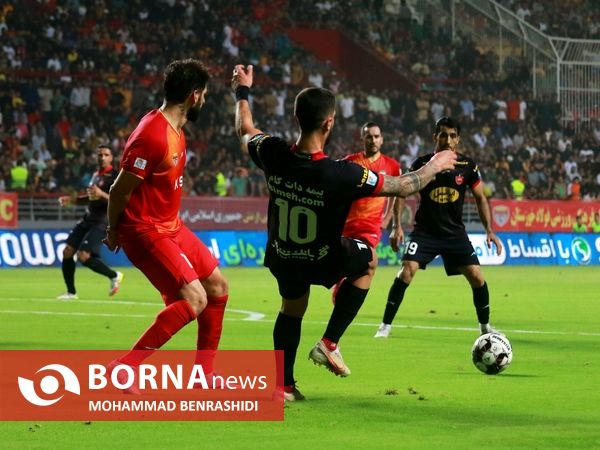 دیدار تیم های فوتبال فولاد - پرسپولیس 