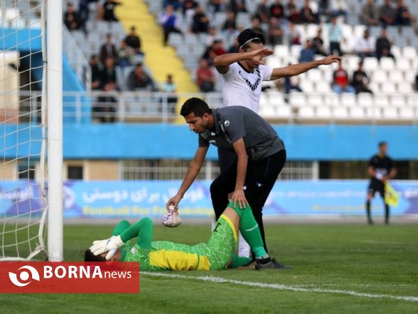 تیم فوتبال آلومینیوم اراک مقابل شاهین بوشهر متوقف شد