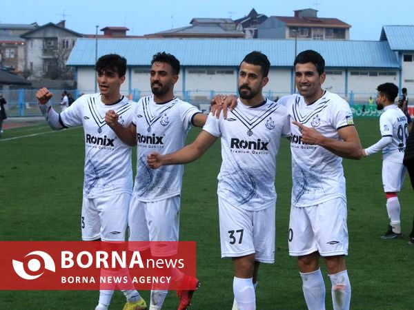 دیدار تیم های فوتبال ملوان  بندرانزلی _ پیکان تهران