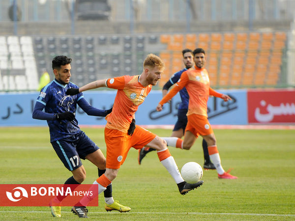 دیدار تیم های فوتبال پیکان - سایپا