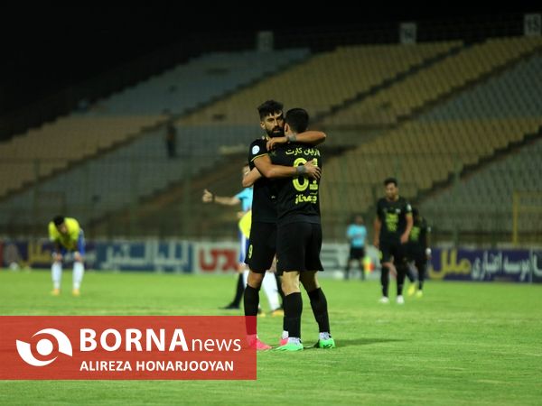 دیدار تیم های فوتبال صنعت نفت - سپاهان