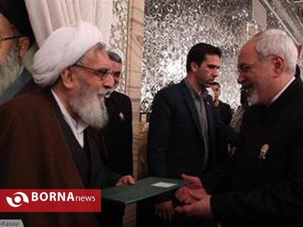 اعطای نشان خادمی از سوی آیت الله واعظ طبسی به محمدجواد ظریف