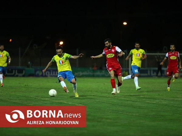 دیدار تیم های فوتبال صنعت نفت - پرسپولیس