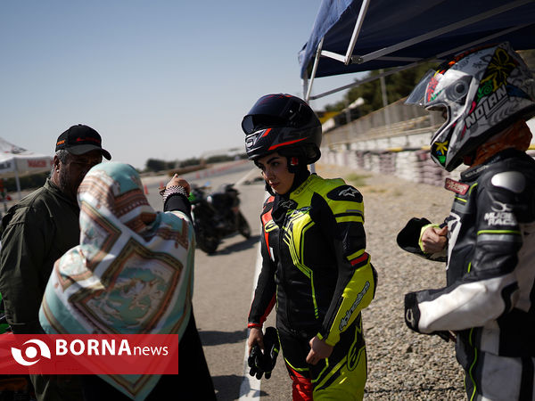 مسابقه درگ موتورسواری بانوان