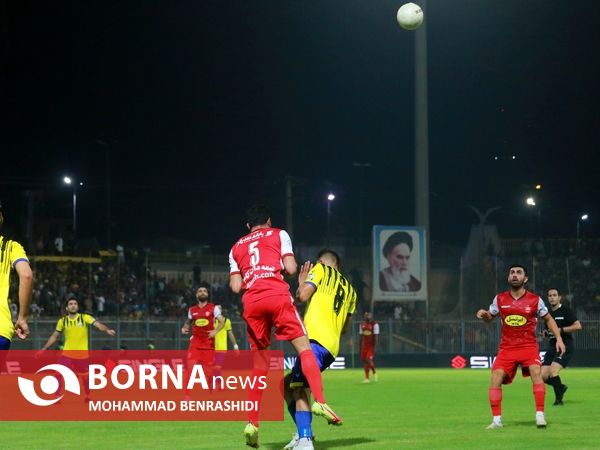 دیدار تیم های فوتبال نفت مسجدسلیمان - پرسپولیس
