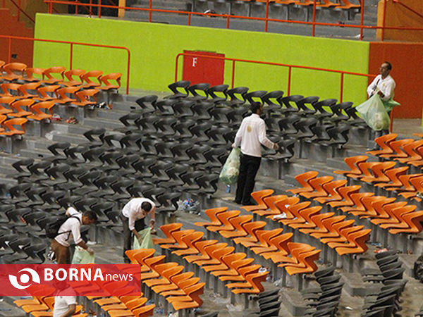 دوست داران محیط زیست پس از بازی والیبال ایران - لهستان