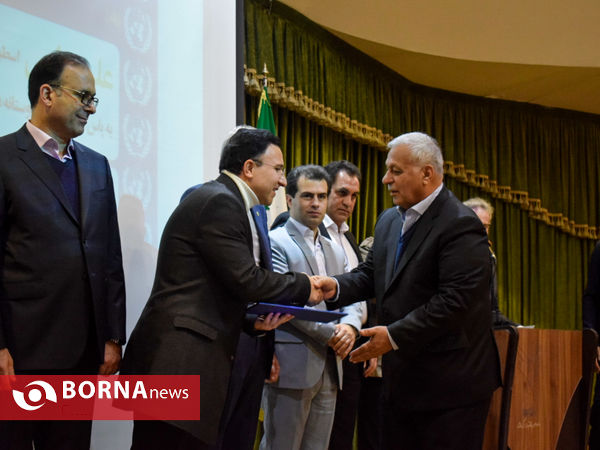 اهدای تندیس مهر حقوق بشر به علی دایی اسطوره فوتبال ایران در کرمانشاه