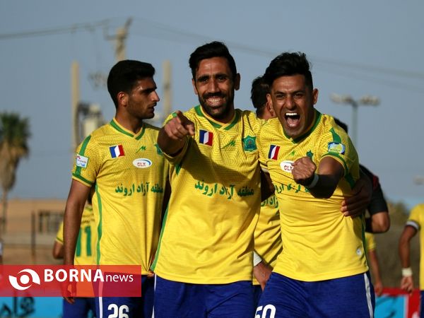 دیدار تیم های فوتبال صنعت نفت آبادان - داماش پارسه تهران