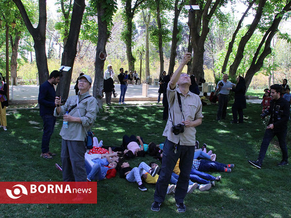 گردشگران خارجی در باغ ارم شیراز