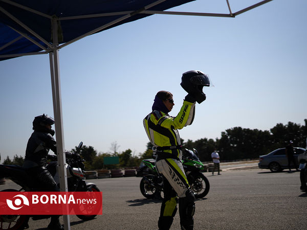 مسابقه درگ موتورسواری بانوان