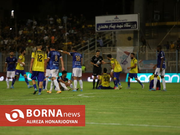 دیدار تیم های فوتبال نفت مسجدسلیمان - استقلال