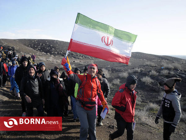 کوهپیمایی خانواده گی در منطقه تخت رستم