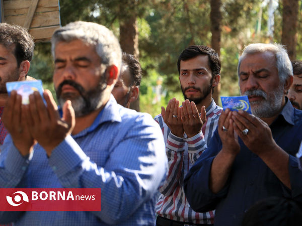 نماز شکرانه عید در کنار شهدای بهشت رضا(ع)