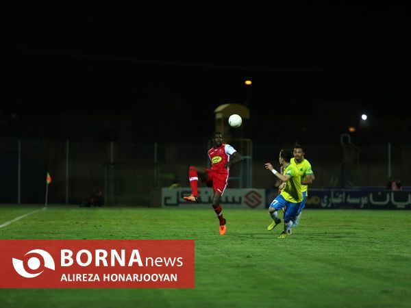 دیدار تیم های فوتبال صنعت نفت - پرسپولیس